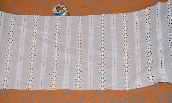 공장 가격 도매 가격과 100% 면 자수 구멍 레이스 꽃 직물